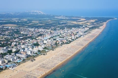 Aerial_image_of_Bibione_(view_from_the_southwest)_small
