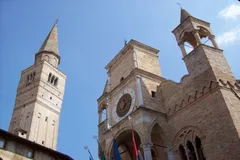 Pordenone-Palazzo_comunale_e_campanile_del_Duomo_di_San_Marco_small